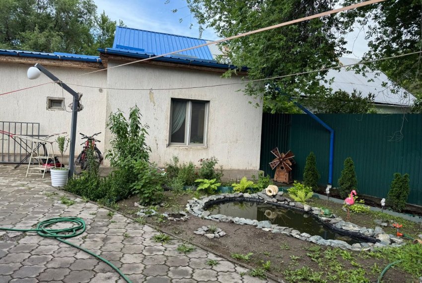 Семья постоянно ухаживает за своим участком, которого скоро может лишиться