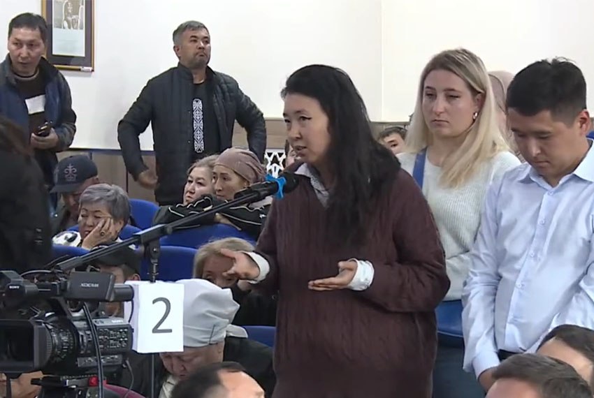 Активистка Бермет Борубаева задала мэру столицы злободневные вопросы