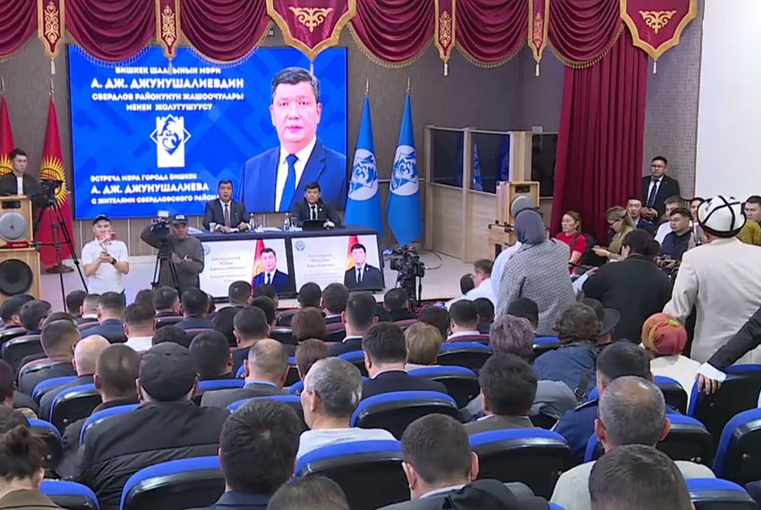 Мэр Бишкека Айбек Джунушалиев проводит встречу с жителями Первомайского района