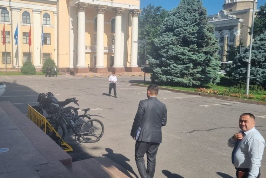Мэр Бишкека Айбек Джунушалиев припарковал свой велосипед прямо у здания мэрии