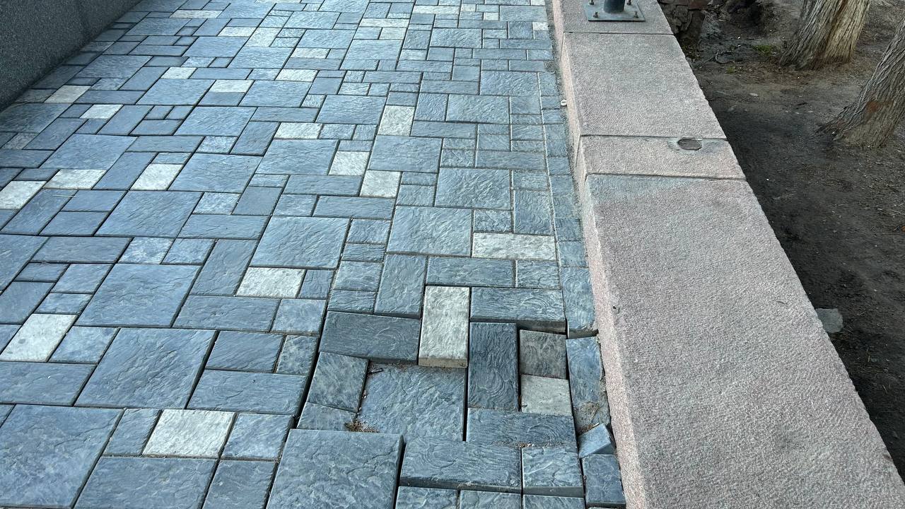 В Бишкеке на Театральной аллее у новых фонтанов снова разрушается брусчатка