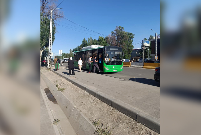 На остановках по Жибек Жолу нет навесов и скамеек