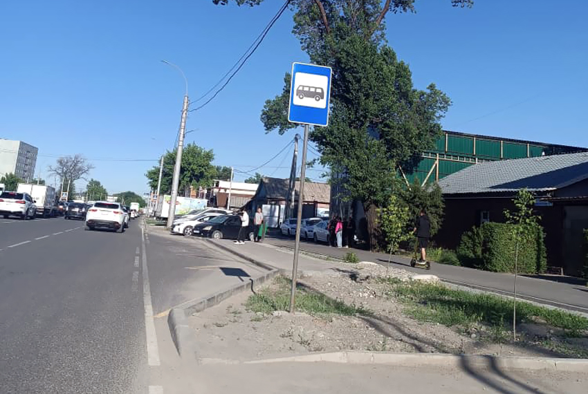 На остановках по Жибек Жолу нет навесов и скамеек