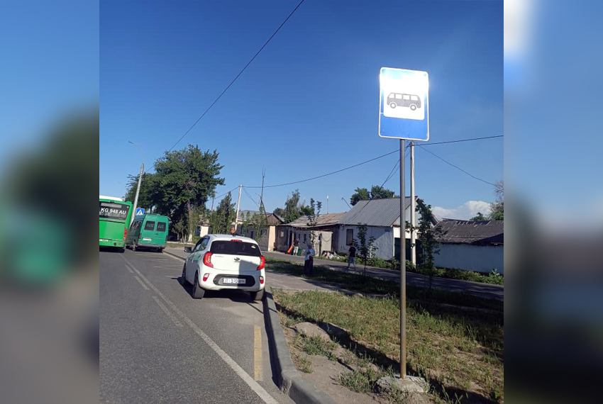 На остановках по Жибек Жолу нет навесов и скамеек
