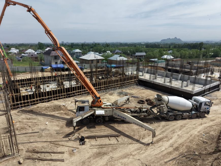 В ошском жилмассиве «Сары-Зоо» строят новую школу на тысячу ученических мест