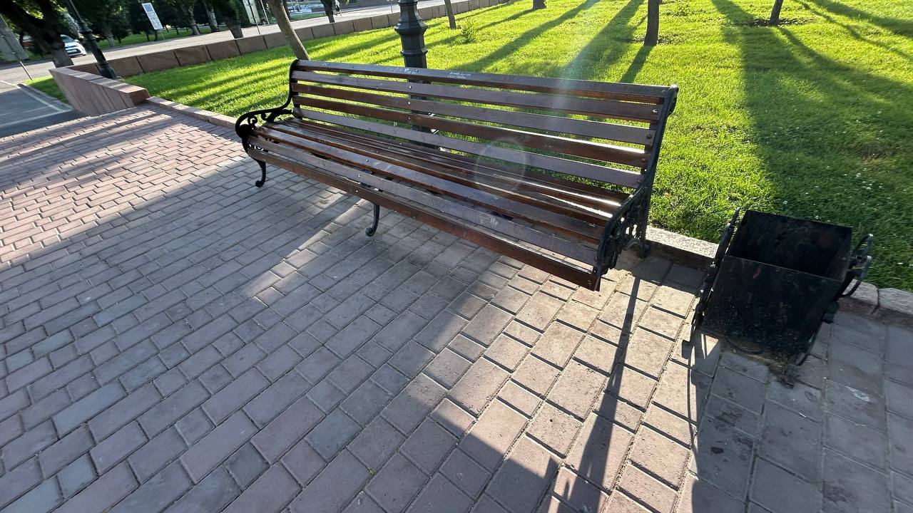 У скамейки отвалились ножка, которую никто не торопится заменить