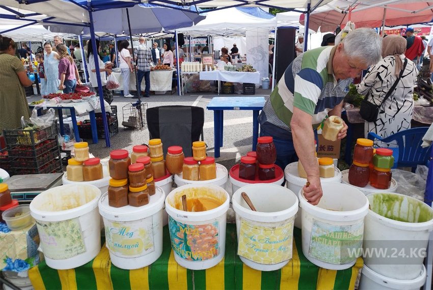 Продажа меда на ярмарке в Бишкеке
