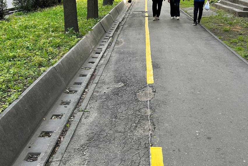 Тротуар явно нуждается в ремонте, а не разметке