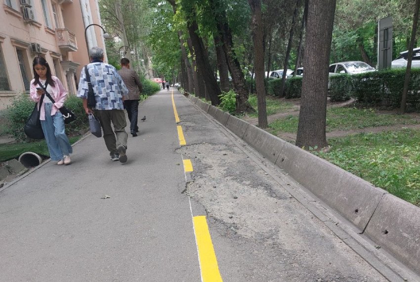 Тротуар явно нуждается в ремонте, а не разметке