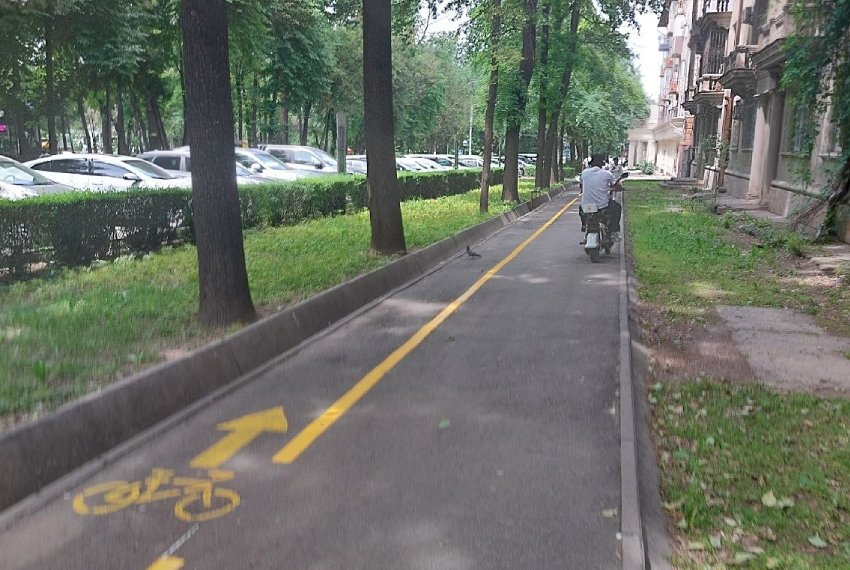 Тротуар явно нуждается в ремонте, а не разметке