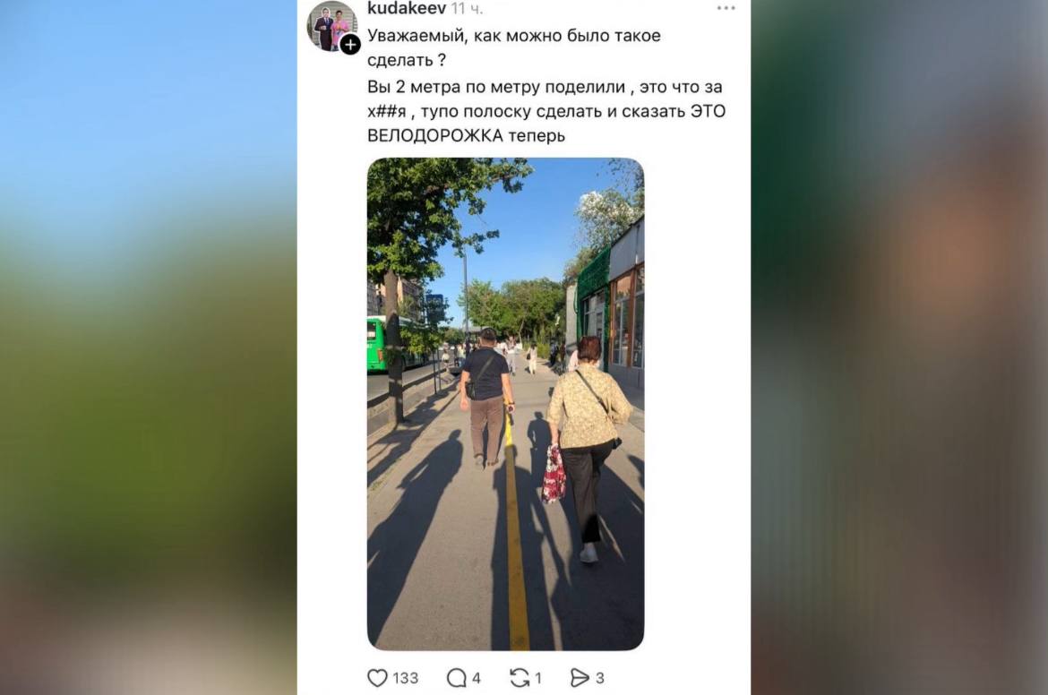 Соцсети кипят от негодования. У пешеходов забирают и без того узкую часть тротуара