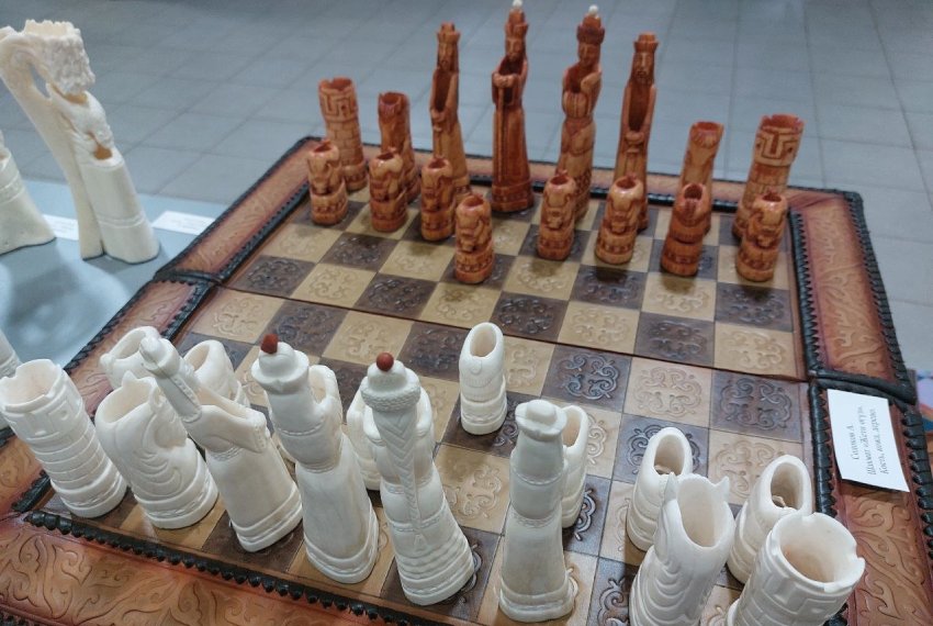 Художники и скульпторы представили работы из войлока, металла, керамики, стекла и других материалов