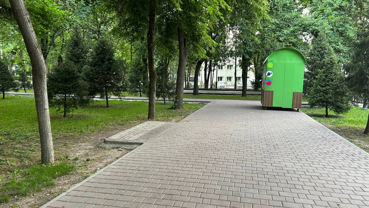 Не обошлось без комков - в этом сквере их тоже установили, но исчезла скамейка