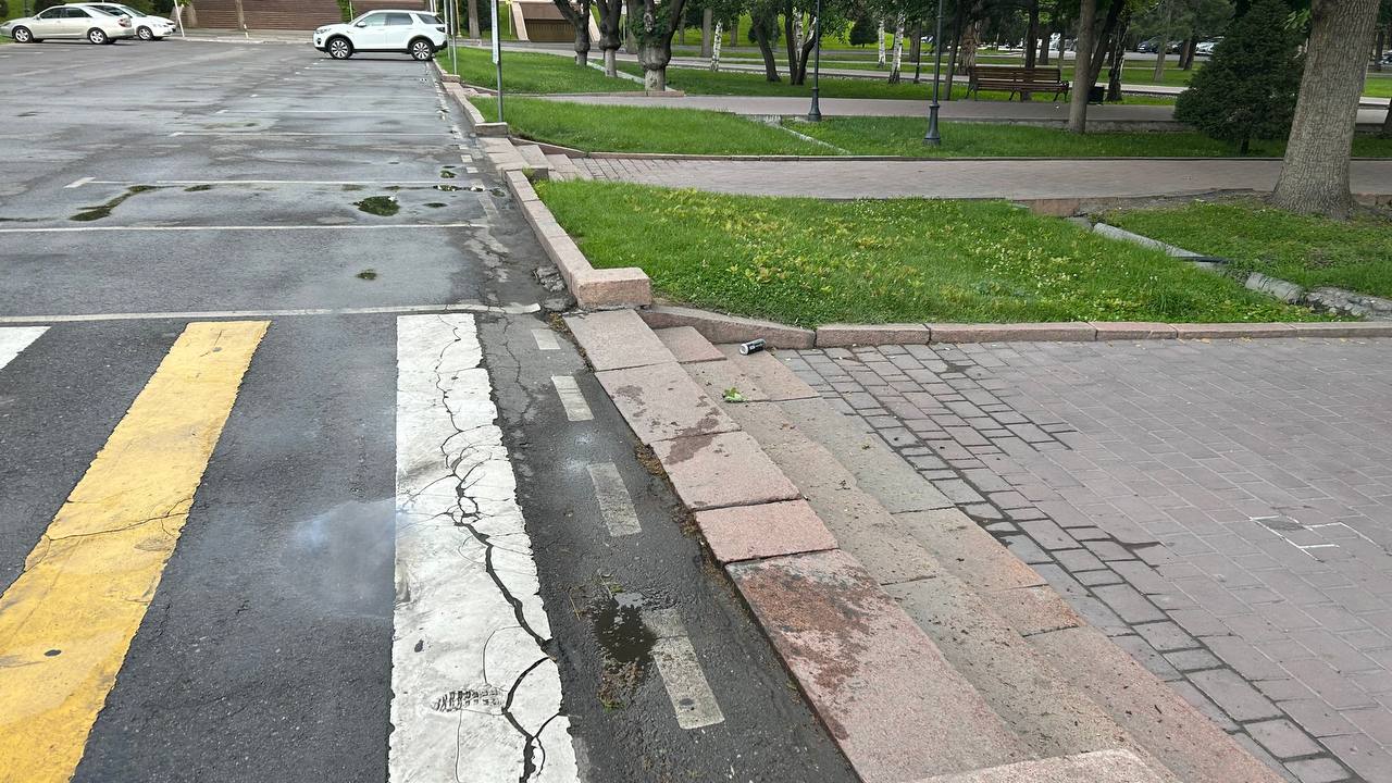 После нагоняя мэра Бишкека коммунальщики наконец поправили ступени