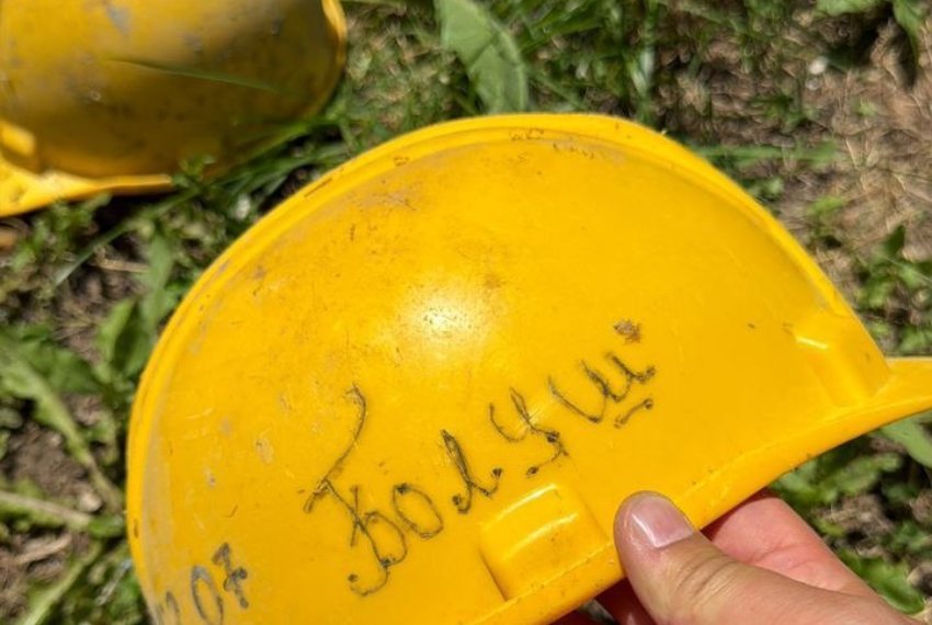 Во двор к жителям жилмассива падают даже каски