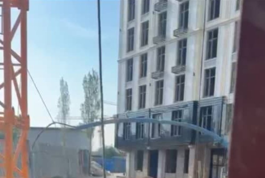 Здание в 16 этажей строится прямо в частном секторе