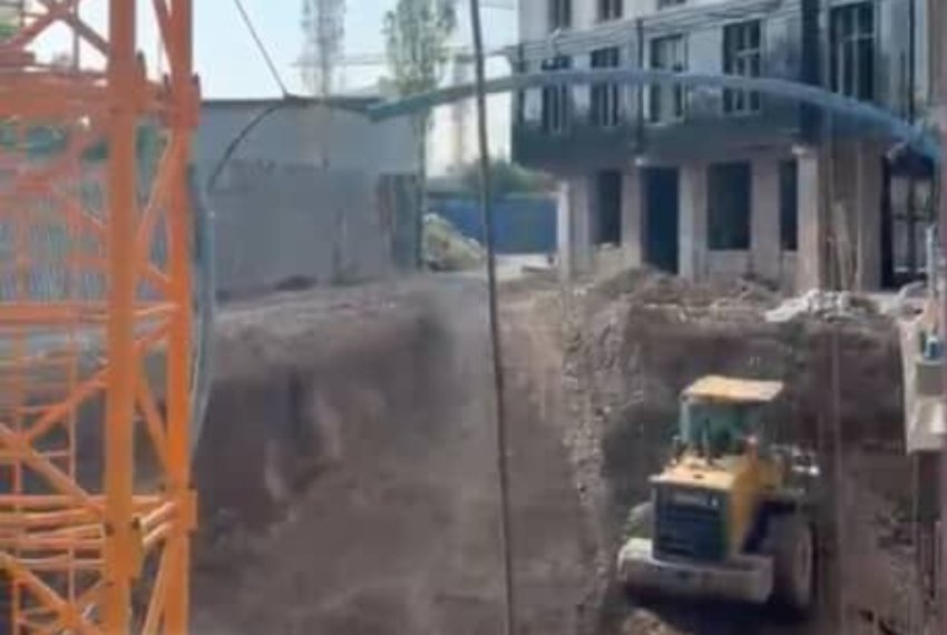 Здание в 16 этажей строится прямо в частном секторе