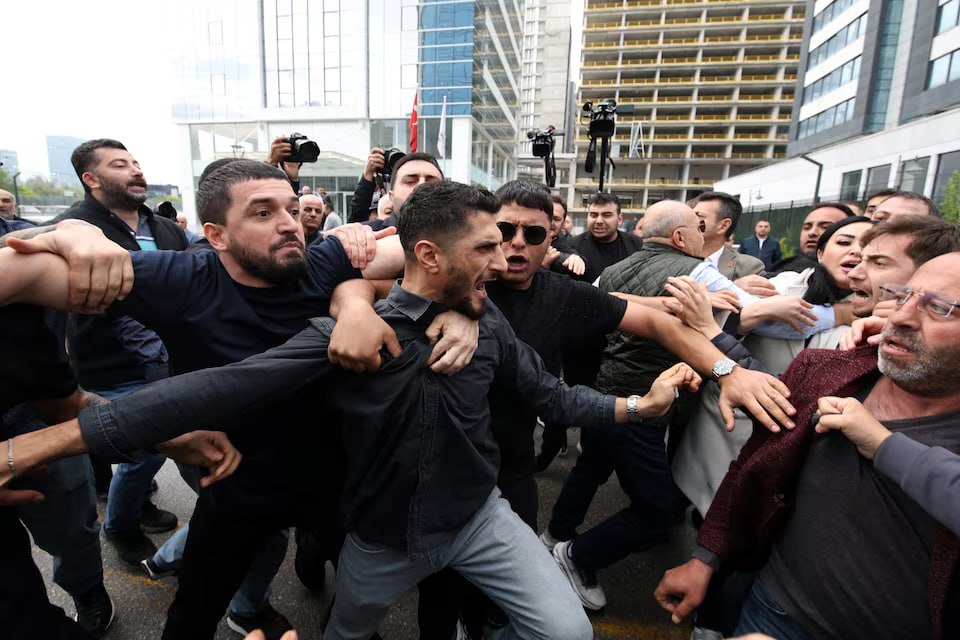 В Анкаре полиция взяла штурмом штаб турецкой оппозиции