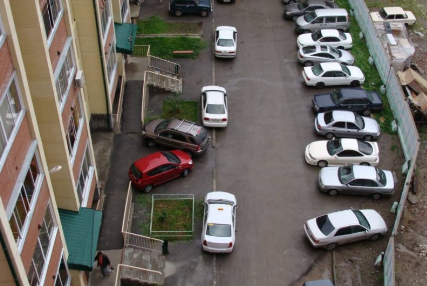 В Бишкеке дворы многоэтажек заполнены автомобилями из-за отсутствия стоянок
