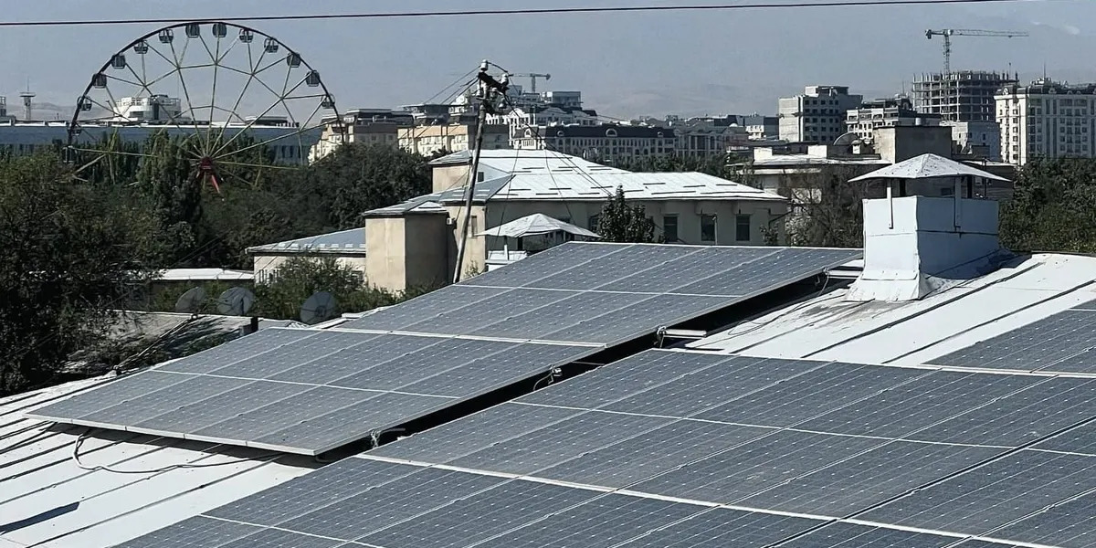 Солнечные панели на крыше здании НЭСК