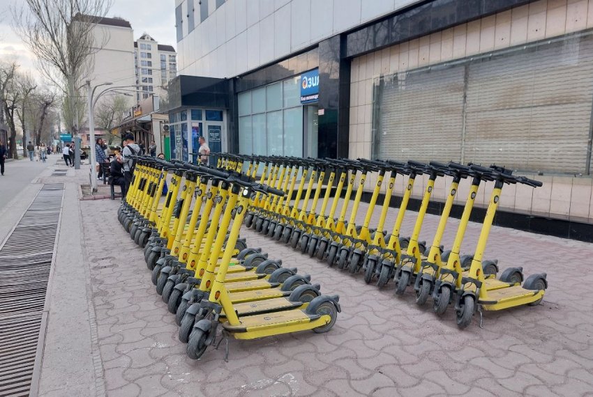 Самокаты уже заполонили не только центральные улицы