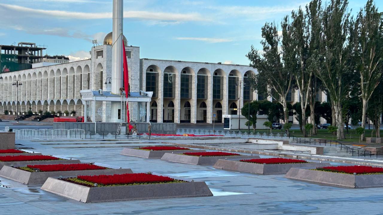 Непогода и сильный ветер спустили флаг на центральной площади Ала-Тоо