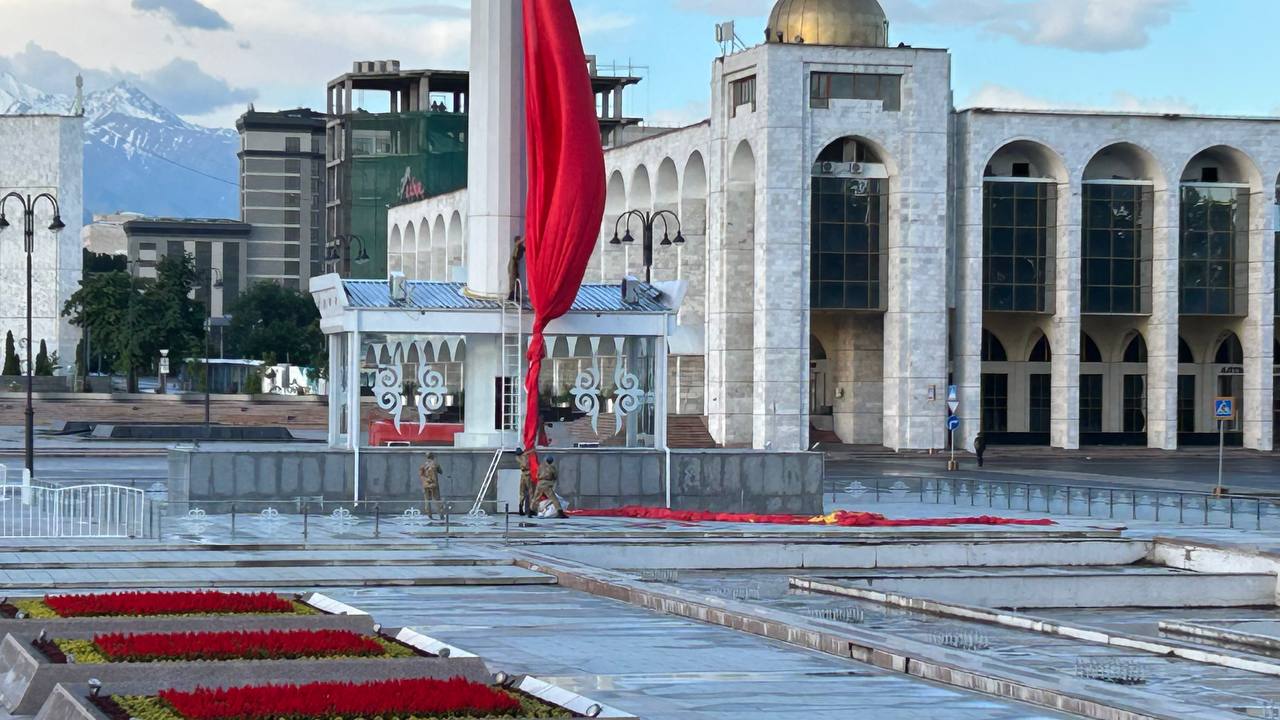 Военнослужащие Национальной гвардии оперативно заменили спустившийся стяг на новый