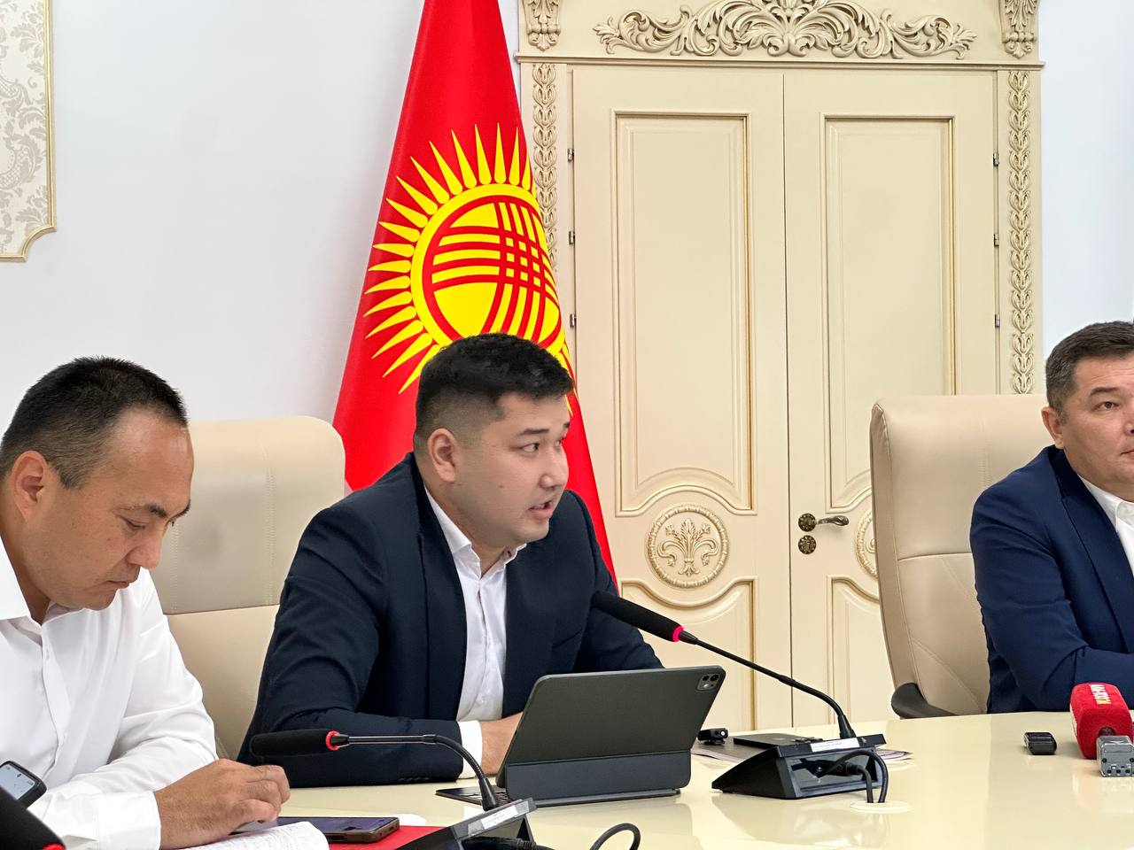 Представители Министерства экономики и коммерции во время презентации