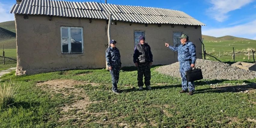 В Ат-Баши выявлены факты самовольного захвата пастбищных угодий и незаконного возведения построек