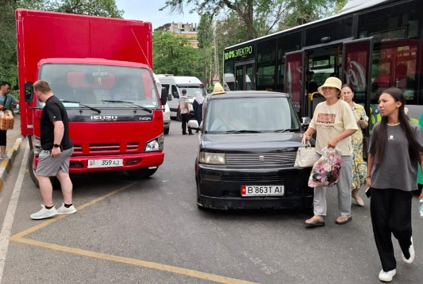 Остановки часто заполнены автомобилями, из-за чего для пассажиров создаются опасные ситуации