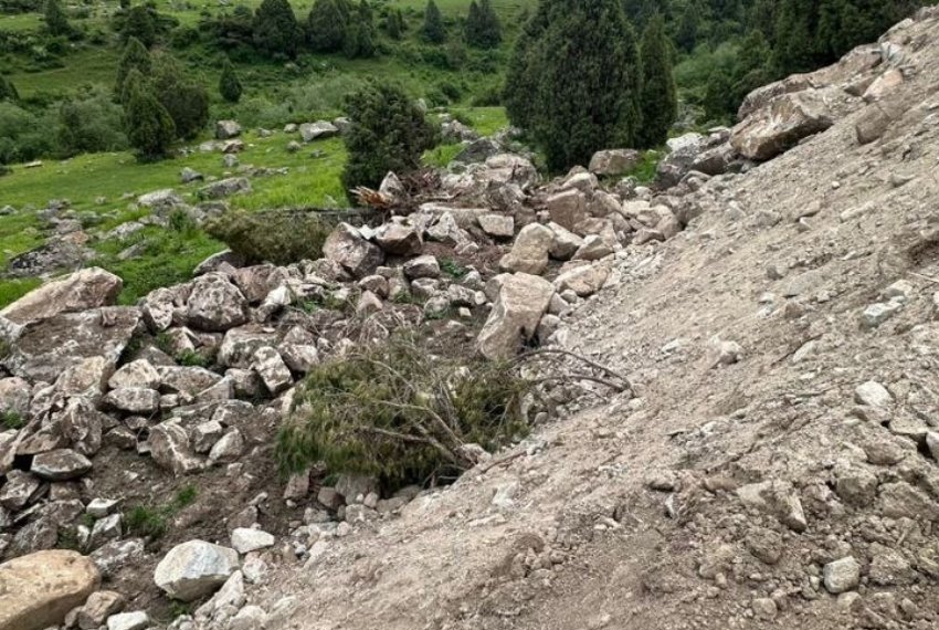Многолетние тропы к водопаду проходили по красивейшим склонам, плато, полянам