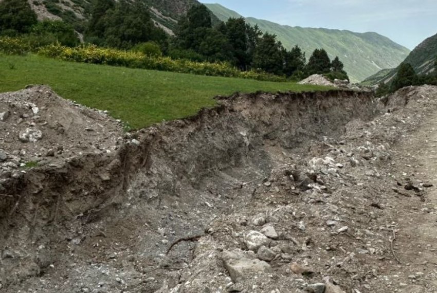 Многолетние тропы к водопаду проходили по красивейшим склонам, плато, полянам