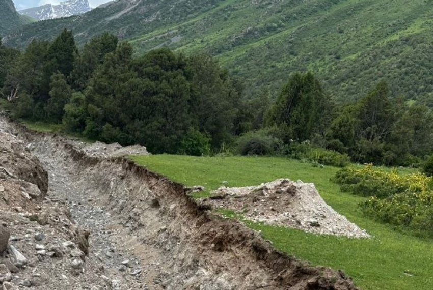 Многолетние тропы к водопаду проходили по красивейшим склонам, плато, полянам