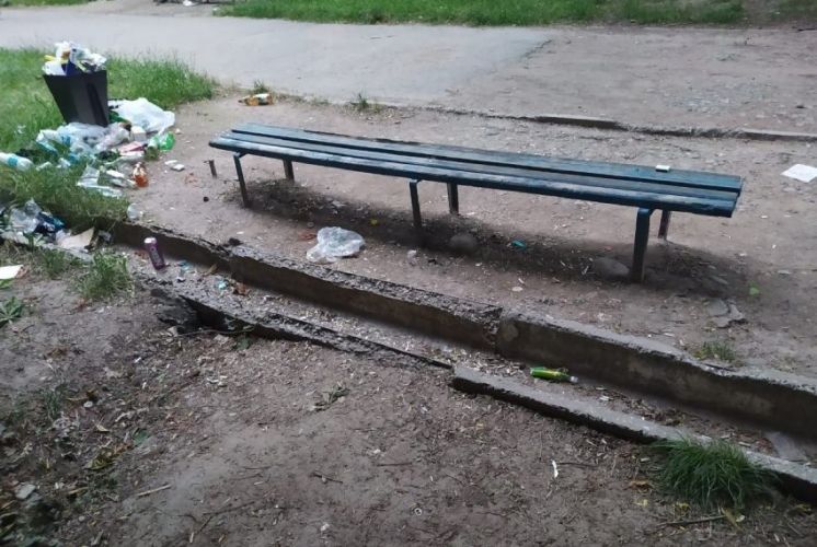 В районном муниципалитете пообещали установить новые скамейки и мусорные баки, а также провести полную реконструкцию системы наружного освещения.