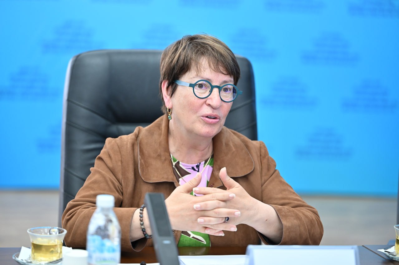 В ЦИК КР показали оборудование для дистанционного голосования докладчику ПАСЕ