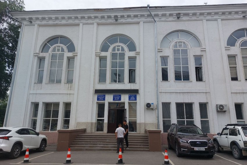 Здание находится аккурат рядом с мэрией Бишкека