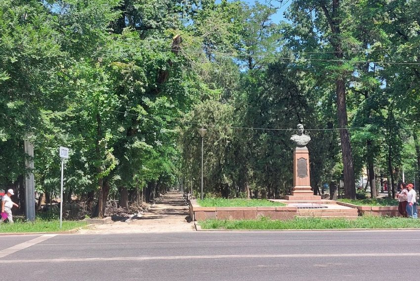 Бульвар богат памятниками и стелами