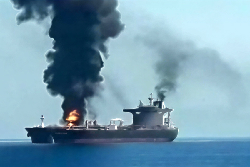 Военные США вывели из строя негруженный нефтяной танкер в Оманском заливе