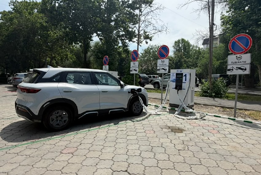 В четырех областях Кыргызстане открыли 30 электрозарядных станций