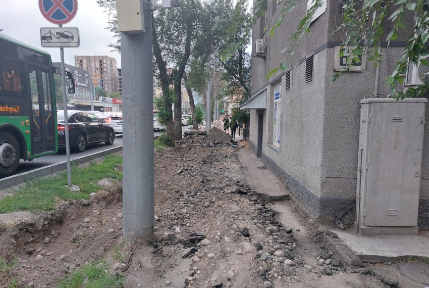 На северной стороне улицы Горького уже начали снимать асфальт