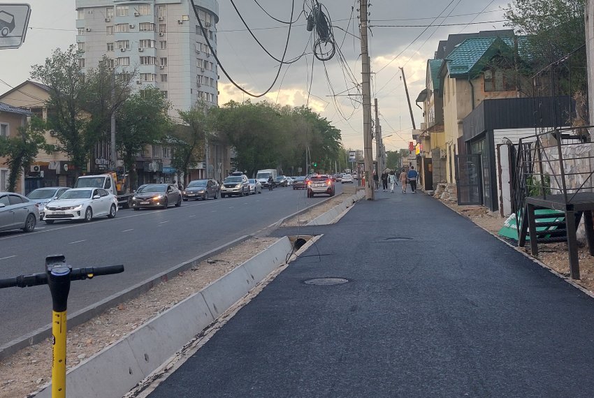 Так выглядит новый тротуар сейчас. Если взглянуть на другую сторону улицы Горького, то еще можно увидеть деревья, но это пока