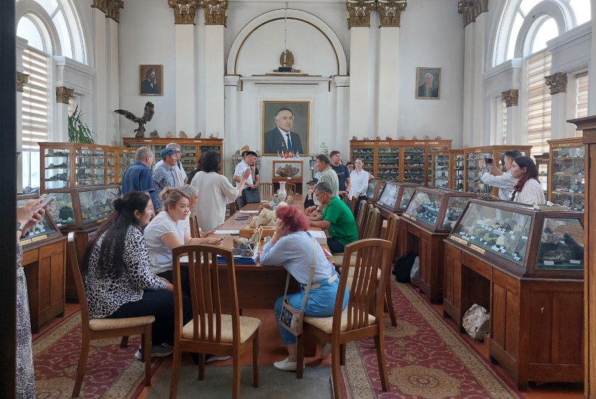 Преподаватели, выпускники, блогеры, неравнодушные бишкекчане собрались, чтобы сделать обращение к президенту