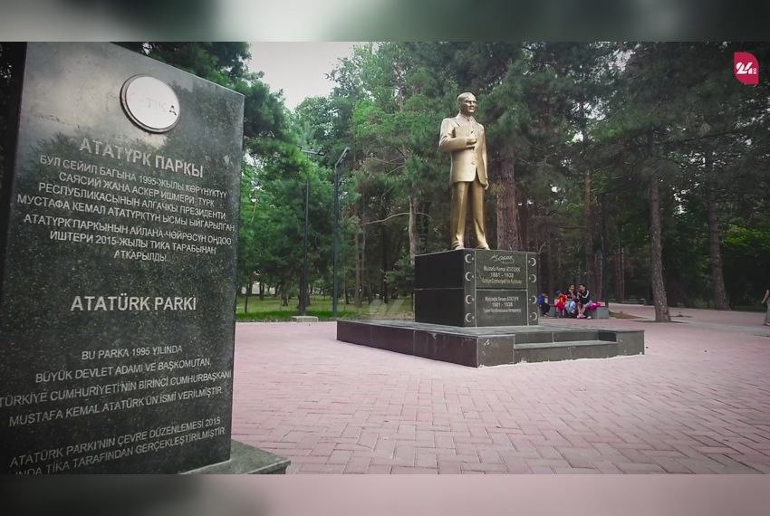 Гостей встречает памятник Кемалю Ататюрку