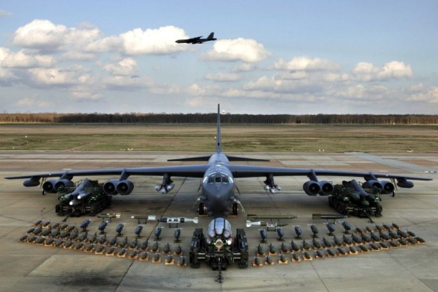 В Калифорнии разбился стратегический бомбардировщик B-52