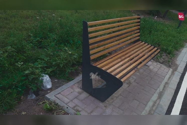 Возле новых скамеек нет урн