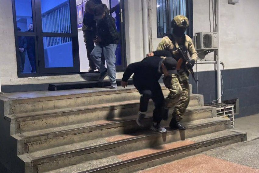 Следствие устанавливает возможных организаторов преступления, а также других граждан, которые могли пострадать от действий задержанных