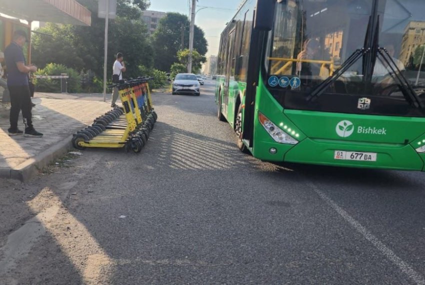 Прямо на подъезде к остановке стоит десяток самокатов