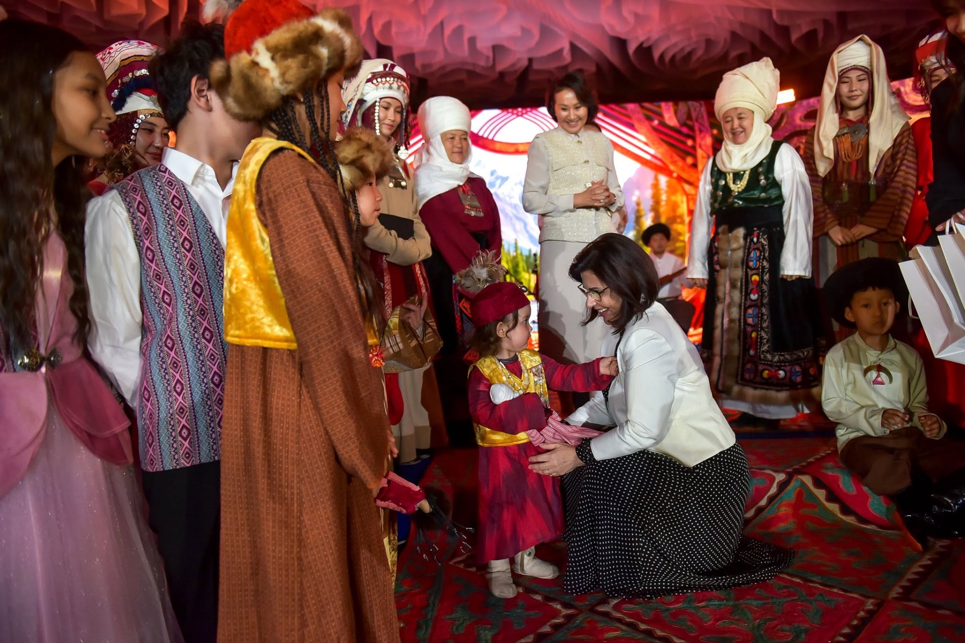 Первым леди представили этнокультурную программу в культурном центре «Рух-Ордо»