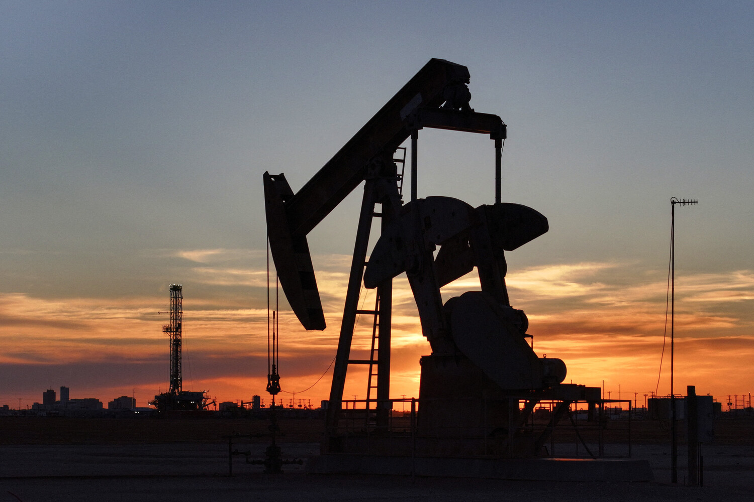 Цены на нефть упали до самого низкого уровня с начала войны США и Ирана