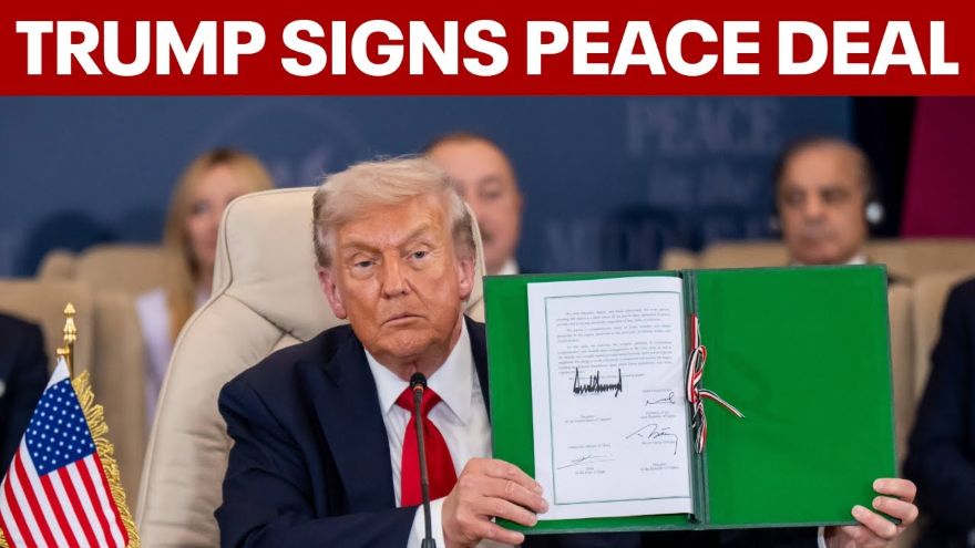 Трамп показывает свою подпись, поставленную под меморандумом о взаимопонимании